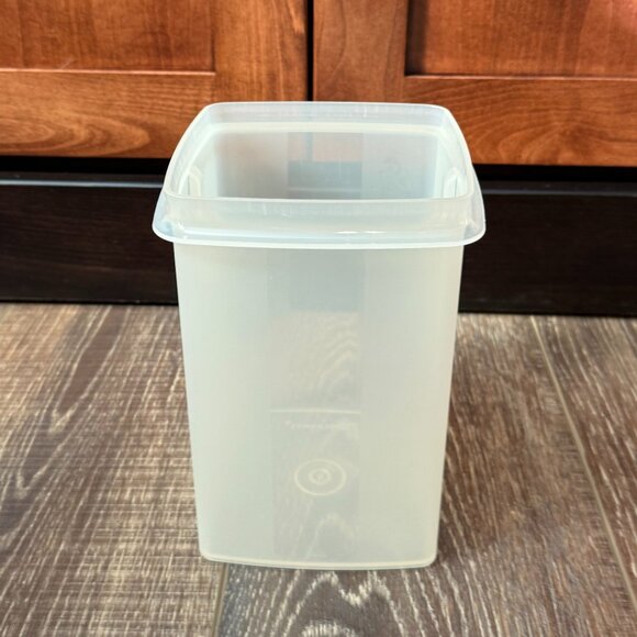 Tupperware Pick-A-Deli Pickle Container - Picture 9 of 16